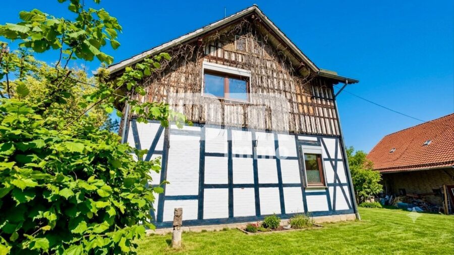 Charmantes Einfamilienhaus/Resthof mit viel Platz, modernisierter Technik und idyllischem Garten - Seitenansicht Wohnhaus